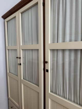 Armario de madera con puertas de cristal