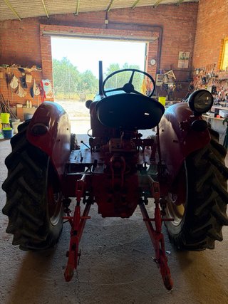 Tractor Hanomag Barreiros R335 Rojo