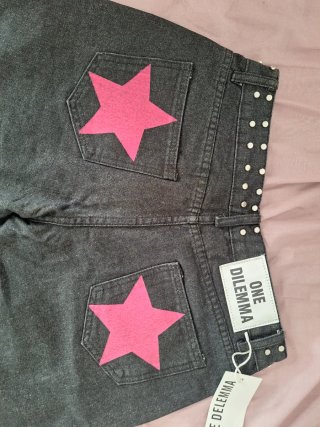 Pantalón vaquero negro One Dilemma estrellas rosas