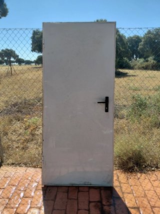 Puerta metálica exterior