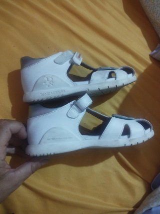 Sandalias niña Solomuna Talla 28 están impecables