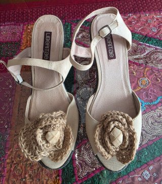 Sandalias cuña Libertae beige y gris
