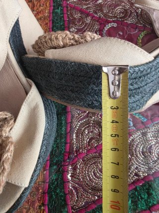 Sandalias cuña Libertae beige y gris