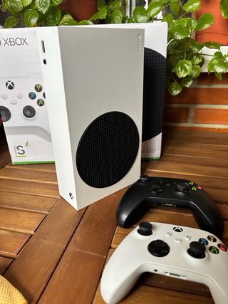 Xbox Series S digital + 2 Mandos + Bateria