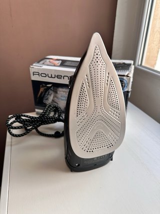 Plancha de vapor Rowenta Negra y Dorada