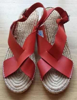 Sandalias de cuña rojas y beige n.40