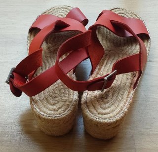 Sandalias de cuña rojas y beige n.40