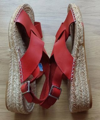 Sandalias de cuña rojas y beige n.40