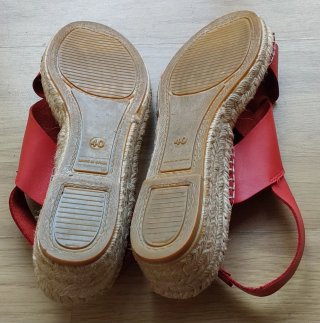 Sandalias de cuña rojas y beige n.40