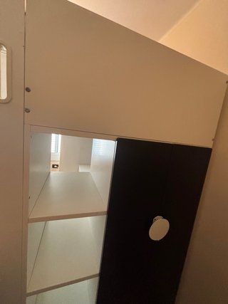 Litera blanca con escritorio y estanterías
