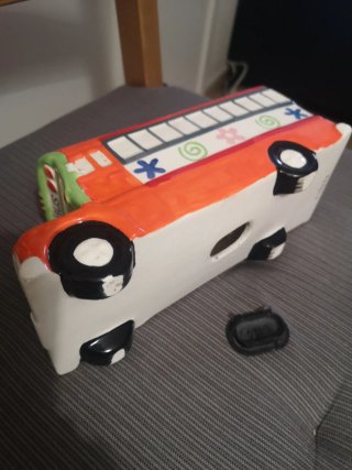 Hucha autobús naranja decorado