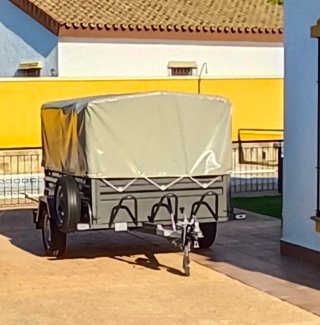 Remolque con toldo y freno