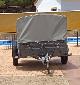 Remolque con toldo y freno