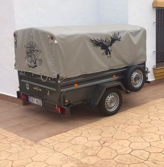 Remolque con toldo y freno