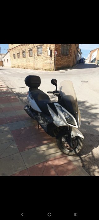 Maxi Scooter 125cc Blanca y Negra