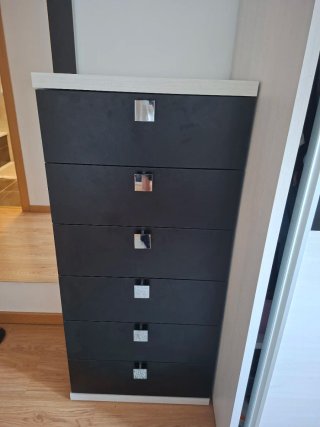 Cómoda de dormitorio negra y blanca