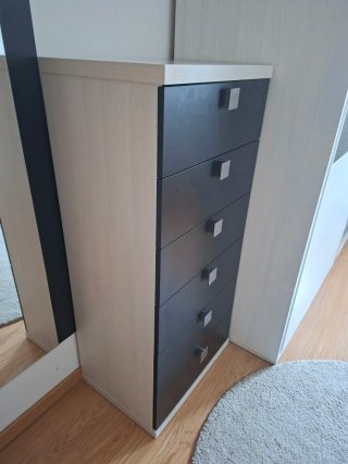 Cómoda de dormitorio negra y blanca