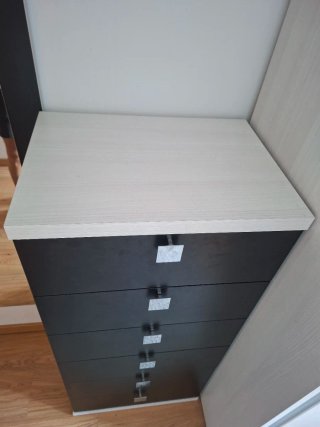 Cómoda de dormitorio negra y blanca