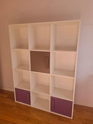 Estantería modular blanca con puertas