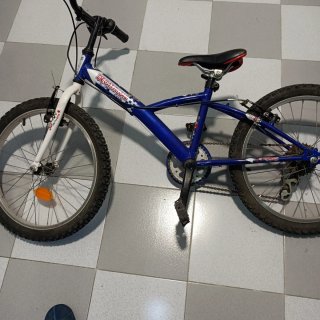 Bicicleta infantil negra y azul
