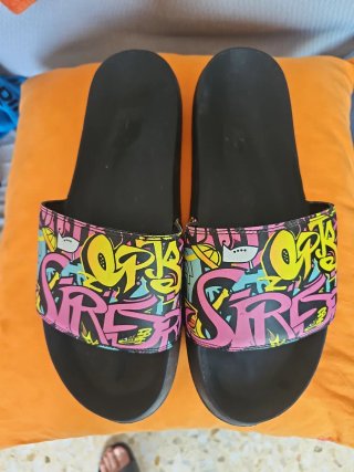 Chanclas nuevas graffiti pone 50 pero es 49
