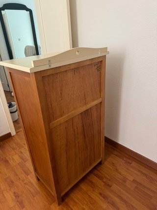 Cómoda de madera con cajones y vitrina