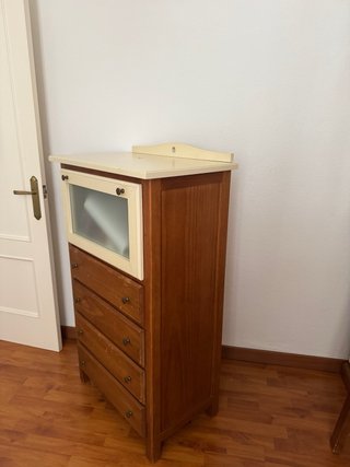 Cómoda de madera con cajones y vitrina
