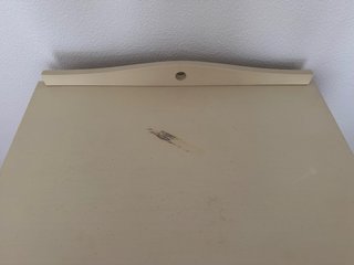 Cómoda de madera con cajones y vitrina