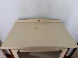 Cómoda de madera con cajones y vitrina