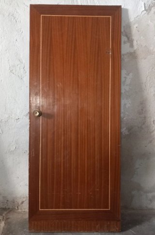 Puerta de madera con pomo 82 X 203