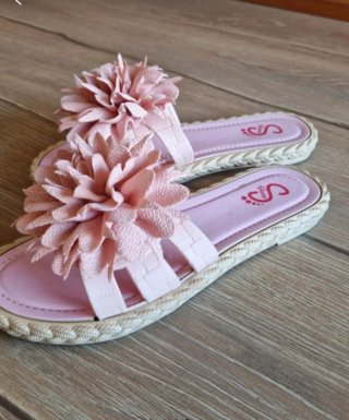 Sandalias de verano con flor. Talla 38.