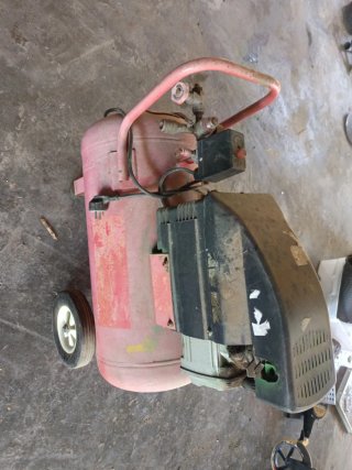 Compresor de aire rojo con ruedas