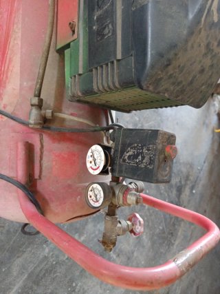 Compresor de aire rojo con ruedas