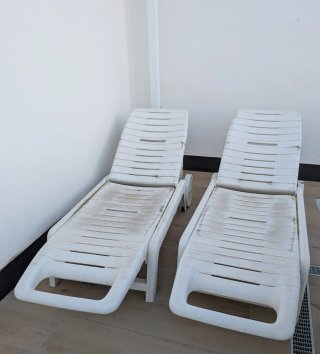 2 Tumbonas de plástico blancas