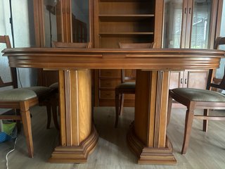 Mesa y mueble de comedor de madera.