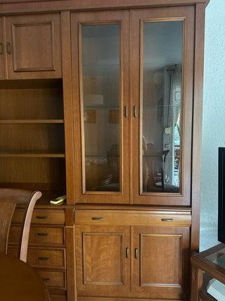 Mesa y mueble de comedor de madera.
