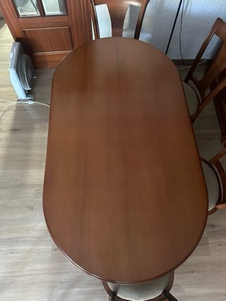 Mesa y mueble de comedor de madera.