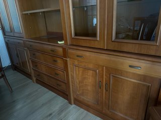 Mesa y mueble de comedor de madera.