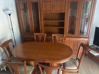 Mesa y mueble de comedor de madera.
