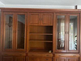 Mesa y mueble de comedor de madera.