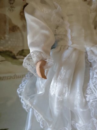 Muñeca porcelana 47 cm vestido blanco