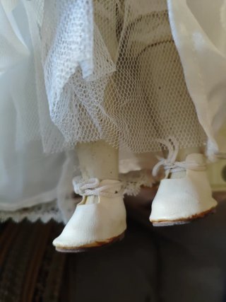 Muñeca porcelana 47 cm vestido blanco