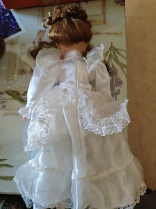Muñeca porcelana 47 cm vestido blanco