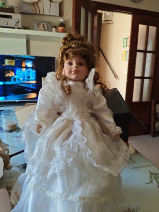 Muñeca porcelana 47 cm vestido blanco