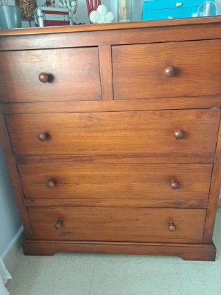 Cómoda de madera con 5 cajones