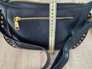 Bolso bandolera Misako negro con tachuelas doradas