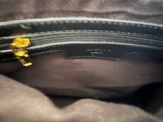 Bolso bandolera Misako negro con tachuelas doradas