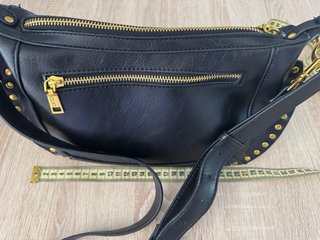 Bolso bandolera Misako negro con tachuelas doradas