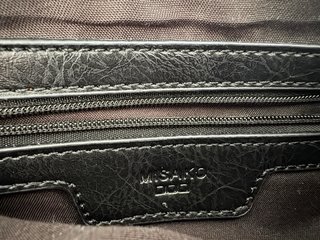 Bolso bandolera Misako negro con tachuelas doradas