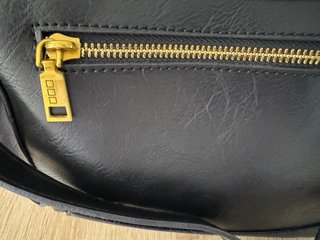 Bolso bandolera Misako negro con tachuelas doradas